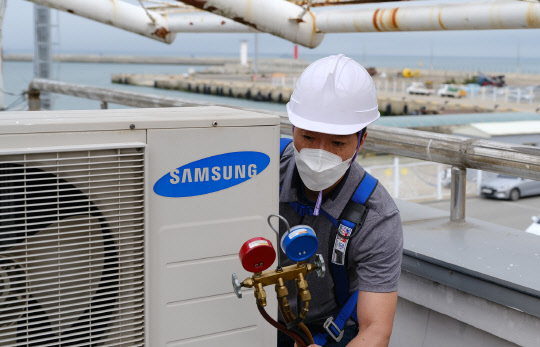 삼성전자서비스 엔지니어가 에어컨 실외기를 점검하고 있다. 삼성전자 제공